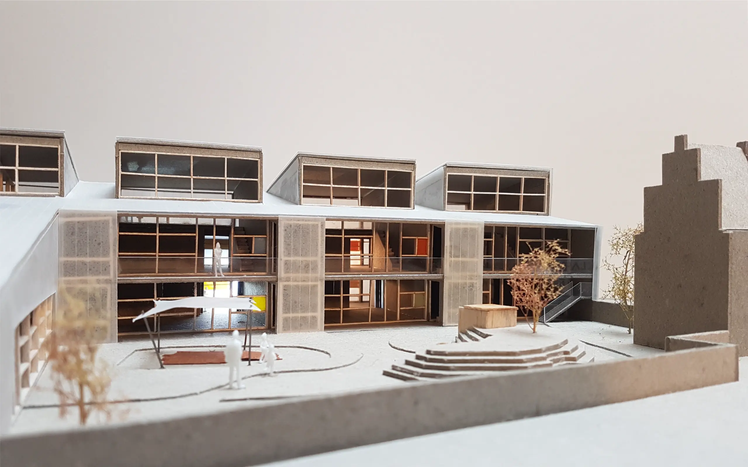 Architekturmodell eines Gebäudeentwurfs mit gestaltetem Innenhof